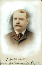 Portrait en buste de Thomas W. Webster portant un costume et une cravate
